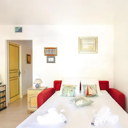 Furnished Studio With A Terrace & A Swimming Pool In A Charming Condominium Antibes
